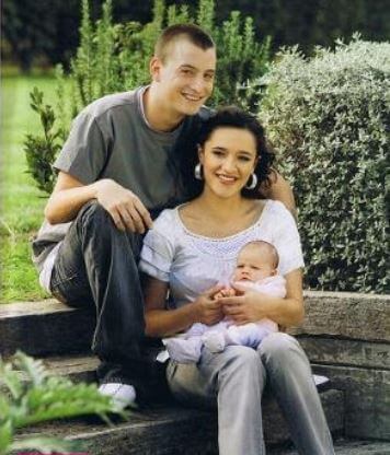 Felicity-Amore Castle-Hughes with her mom and dad.